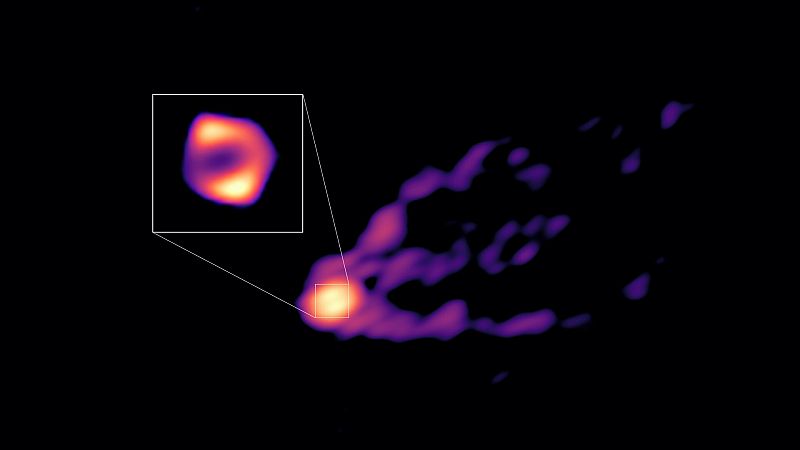 Captan la primera imagen de un agujero negro supermasivo y su chorro de materia
