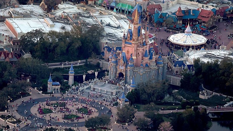 Disney demanda a Ron DeSantis por la "campaña" para tomar el control del distrito de sus parques temáticos