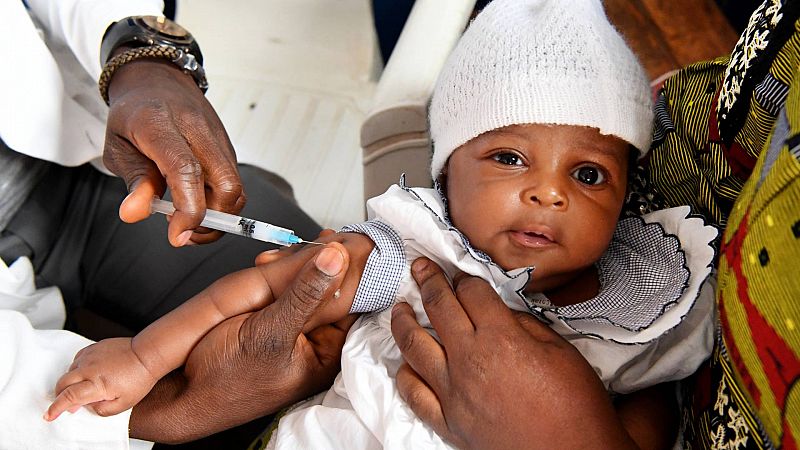 El riesgo de no vacunar a 70 millones de niños: "Cuando intenté levantarle, sus piernas estaban paralizadas"