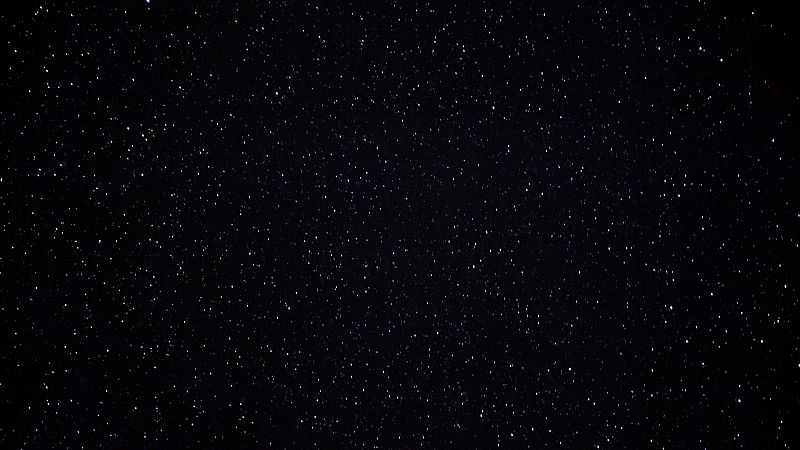 ¿Por qué las estrellas solo brillan de noche?