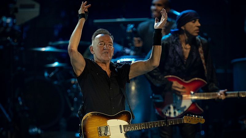 Bruce Springsteen exhibe su poder en el Estadio Olímpico de Barcelona en el inicio de su gira por Europa