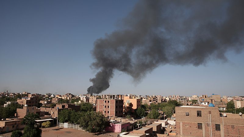 Los combates en las calles de Jartum continúan dos semanas después del inicio del conflicto en Sudán