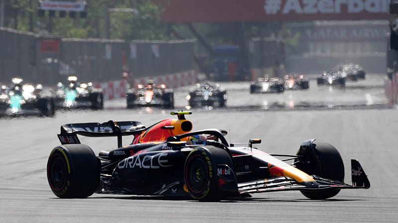 Checo Pérez lidera el doblete de Red Bull en Bakú; Fernando Alonso y Carlos Sainz, cuarto y quinto