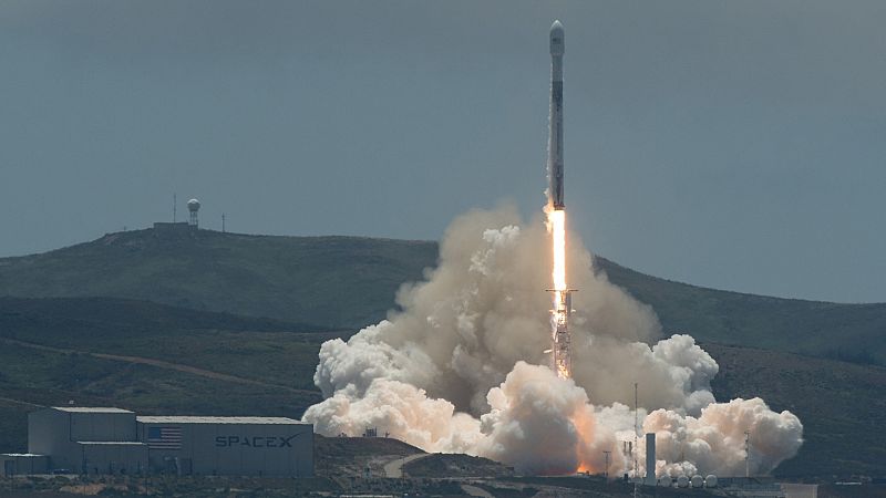 SpaceX lanza su súper cohete Falcon 9 Heavy para poner en órbita tres nuevos satélites