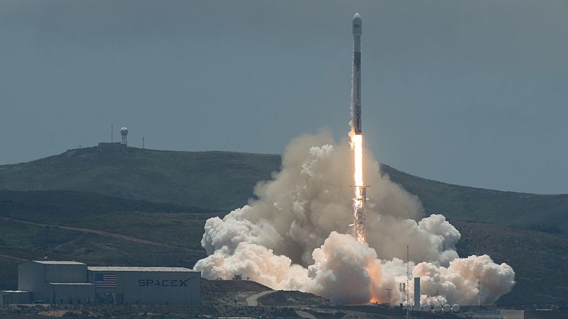 SpaceX lanza su súper cohete Falcon 9 Heavy para poner en órbita tres nuevos satélites