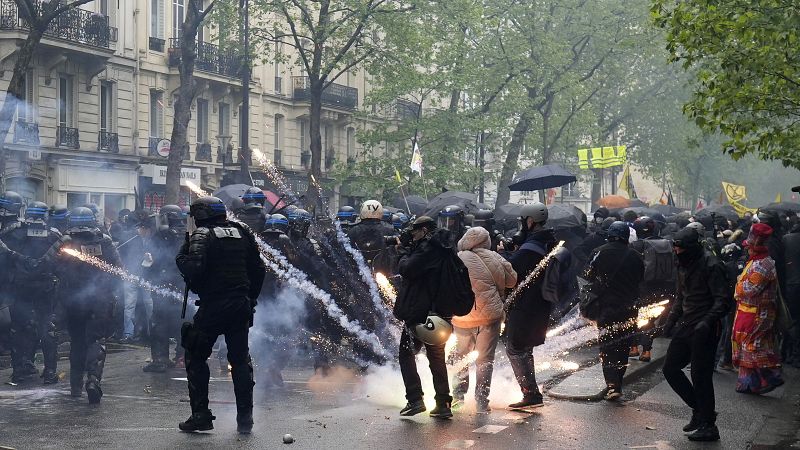 Cientos de miles de franceses marchan contra la reforma de las pensiones de Macron el Primero de Mayo