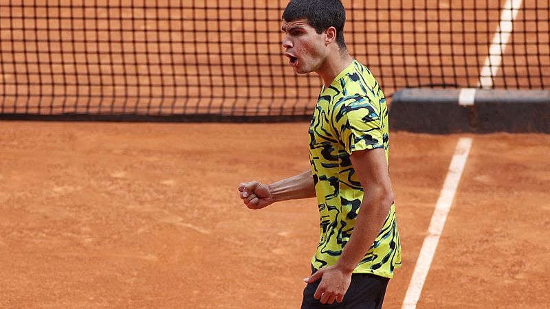 Un arrollador Carlos Alcaraz noquea a Alexander Zverev para pasar a cuartos del Mutua Madrid Open 2023