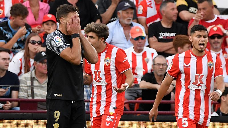 El Elche pierde en casa del Almería y certifica el descenso a segunda división