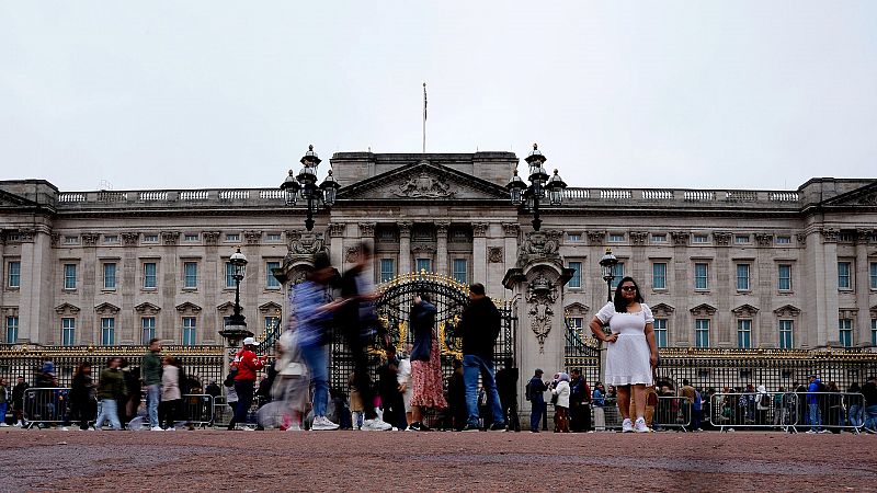 La Policía de Londres detiene a un hombre tras una explosión controlada frente al Palacio de Buckingham 