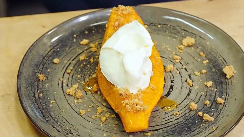 Receta de dulce de calabaza al horno con galleta de pepitas, helado y miel del chef Javier Pea