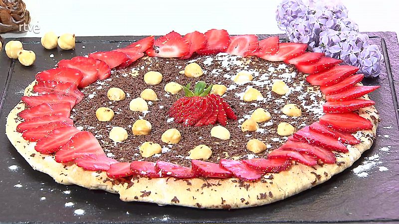 ¿Te atreves con una pizza dulce de chocolate y fresones?