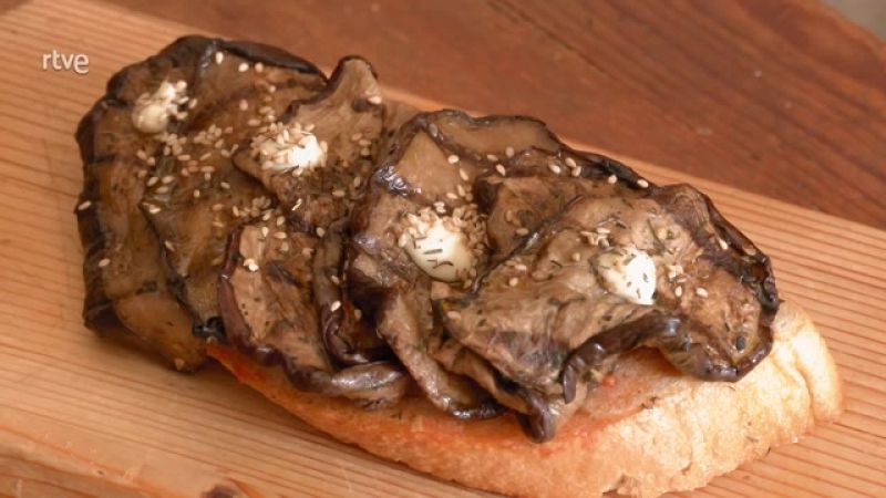 Tosta de "pan amb oli" con berenjena asada y alioli