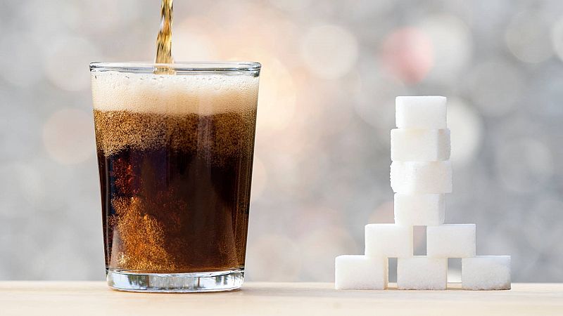 Las bebidas azucaradas están 100 veces más contaminadas con plastificantes que el agua