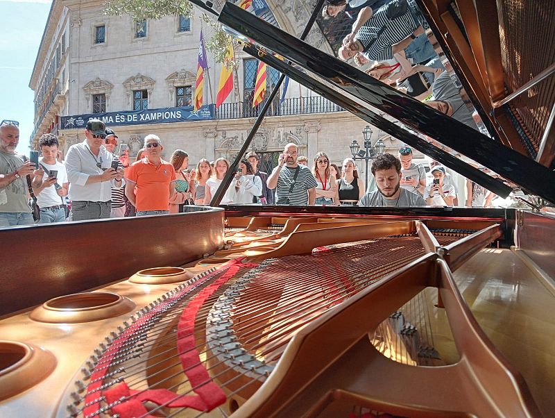 Els carrers de Palma s'omplen de la m�sica de set pianos