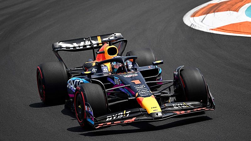 Carlos Sainz asoma la cabeza antes de la 'qualy' del sábado, pero Verstappen domina los libres del viernes