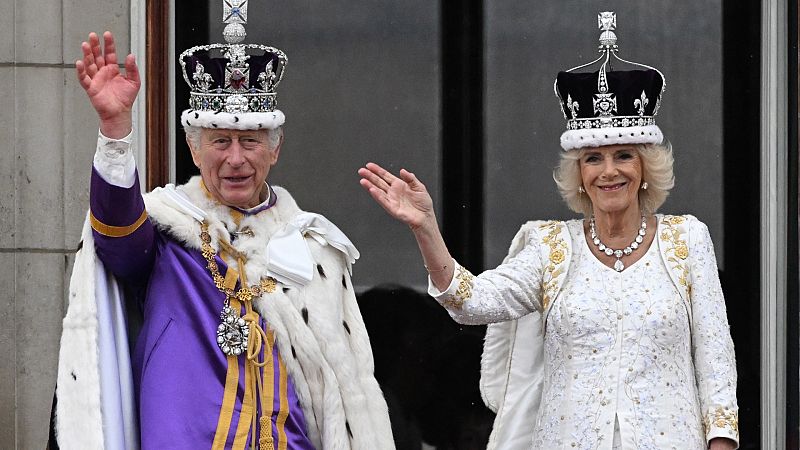 El rey Carlos III y Camila, coronados en una ceremonia histórica en la abadía de Westminster