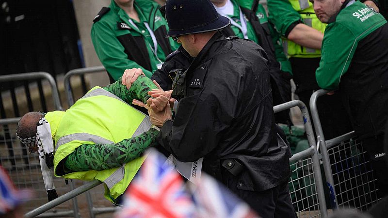 La policía de Londres detiene manifestantes antimonárquicos y activistas medioambientales horas antes de la coronación