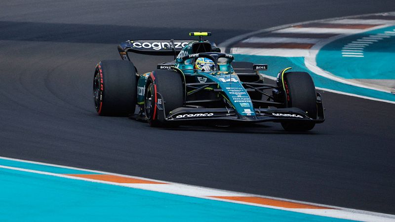 'Checo' Pérez consigue la 'pole' tras el accidente de Leclerc . Alonso 2º y Sainz 3º