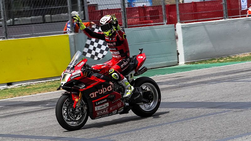 Álvaro Bautista suma un nuevo triplete en Montmeló y es más líder del Mundial de Superbike