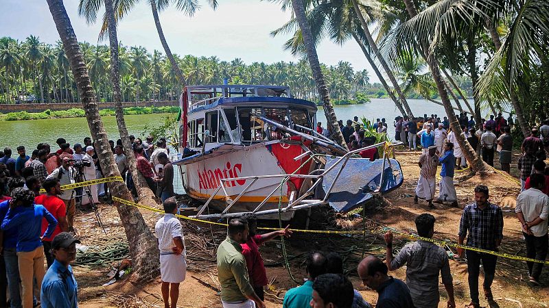 Al menos 22 muertos al volcar una embarcación turística en la región india de Kerala