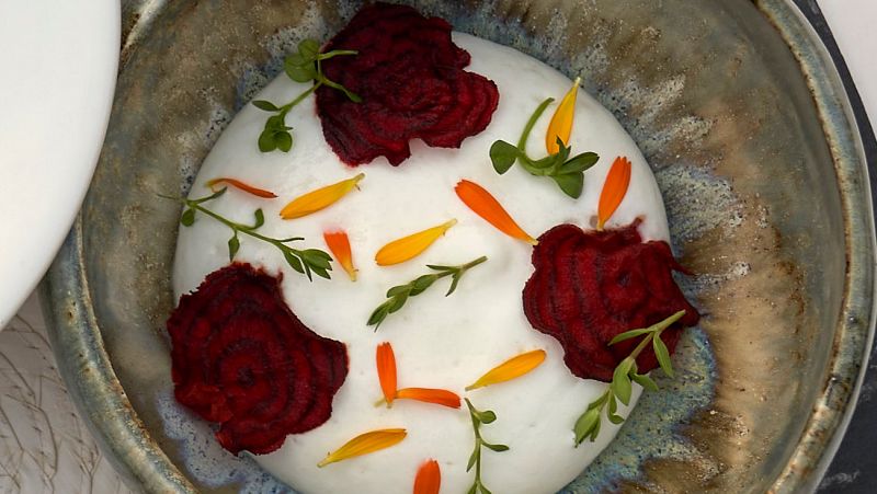 Receta de remolacha, espuma de queso y chips colores de Laura. �una receta para sorprender!