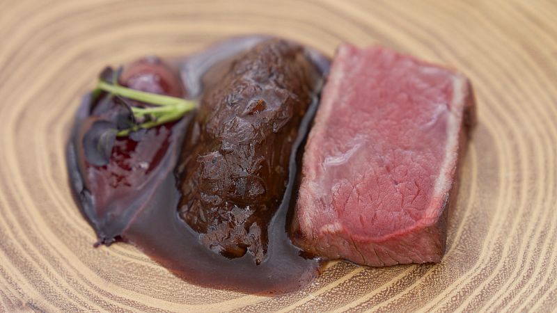 Receta de lomo y jarrete de ciervo al cacao. Una receta llena de textura y sabor!