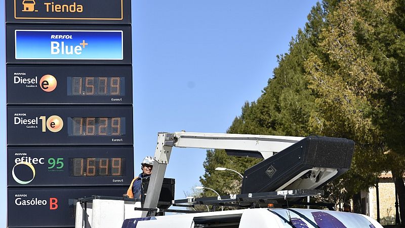 El precio del diésel marca un nuevo mínimo anual y la gasolina baja dos céntimos