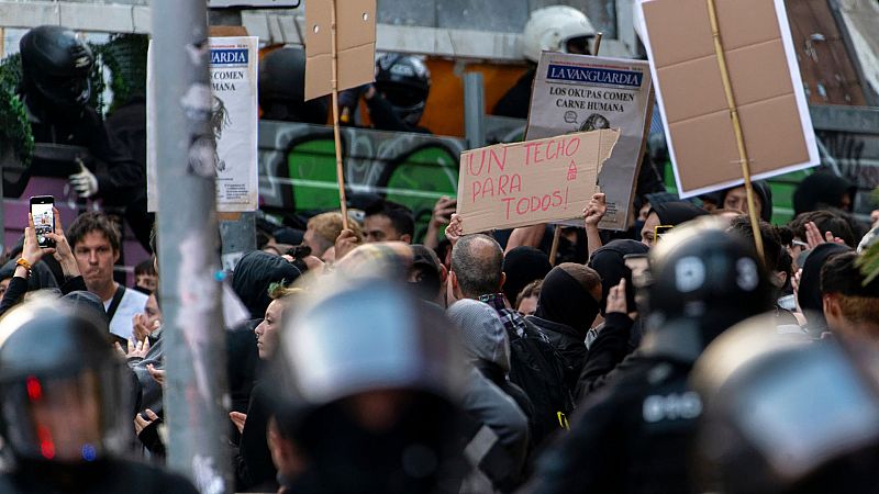 Los Mossos evitan enfrentamientos entre manifestantes a favor y en contra de los ocupas en Bonanova, Barcelona