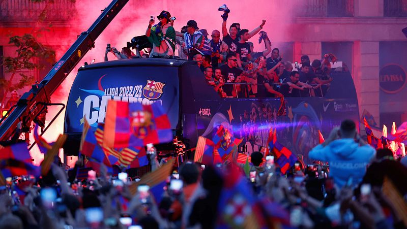 Barcelona se tiñe de azulgrana para la celebración de las Ligas: los mejores momentos de la rúa del Barça