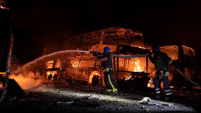 Rusia bombardea Kiev tras la gira europea de Zelenski y el mismo día de la visita del enviado chino