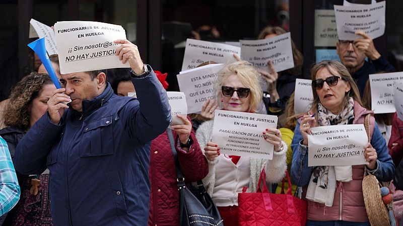 La huelga de funcionarios de Justicia obliga a suspender medio millón de juicios en un mes, según los sindicatos
