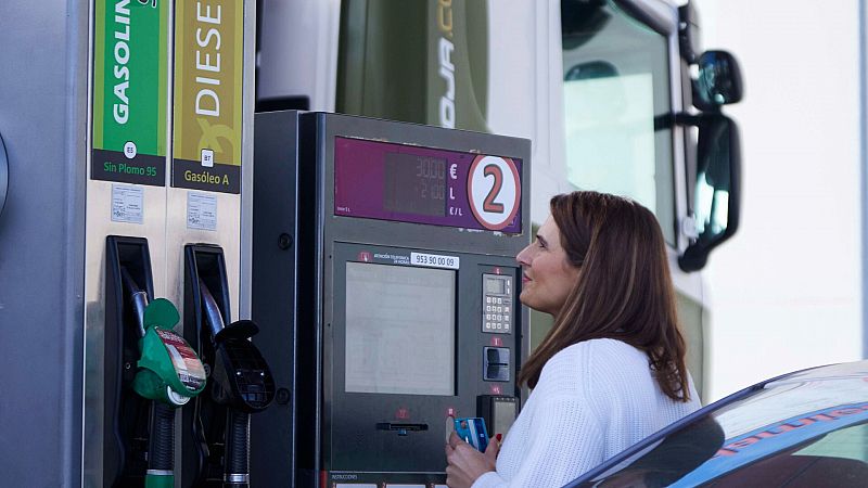 La gasolina y el diésel siguen bajando y ya son más baratos que antes de la guerra en Ucrania