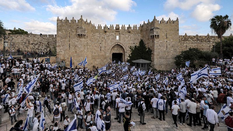 Miles de israelíes conmemoran la toma de Jerusalén este en una tensa y polémica "marcha de las banderas"