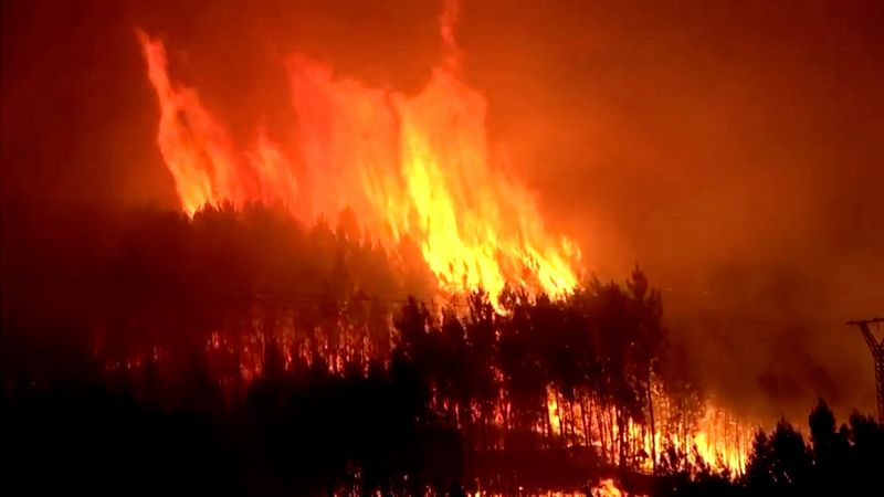 El incendio de Las Hurdes quema al menos 8.500 hectreas y obliga a desalojar a vecinos de cinco localidades
