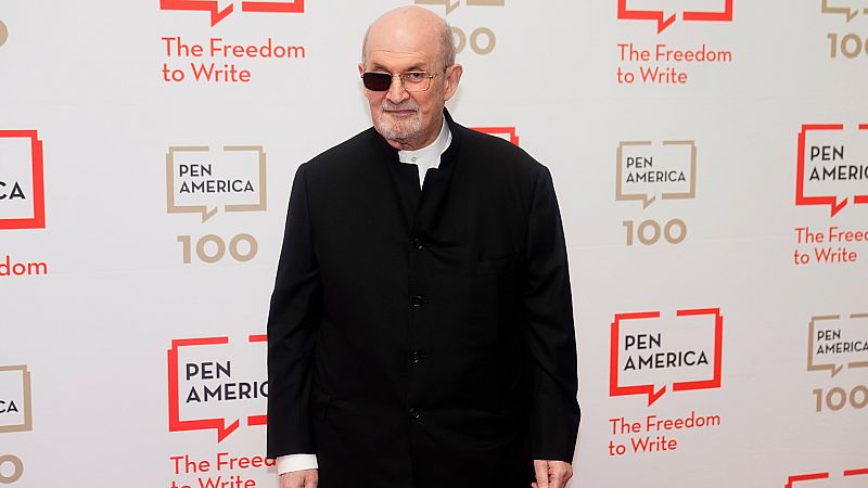 Salman Rushdie, ovacionado en su primera aparición en público tras el ataque en el que perdió un ojo