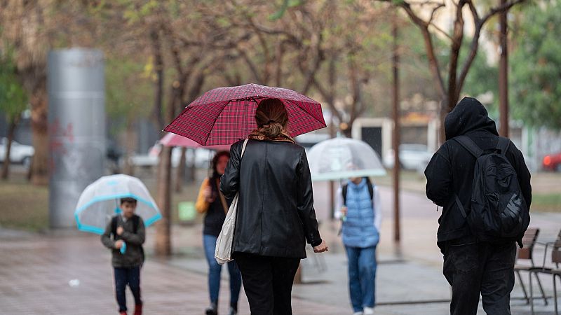 Siete comunidades autónomas, en alerta por lluvia, tormentas y olas de dos metros