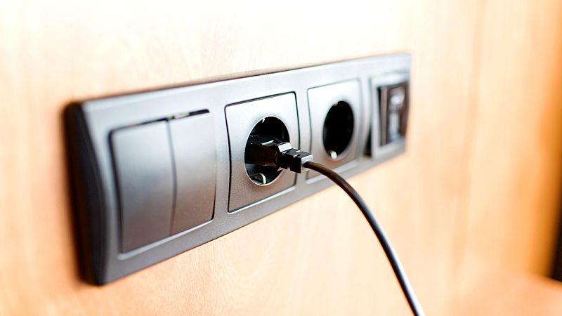 La luz se desploma un 30,37% este domingo hasta los 31,52€ y costará cero euros/MWh entre las 10 y las 11 horas