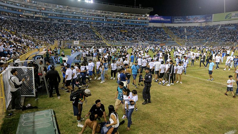 Al menos 12 muertos y cientos de heridos por una estampida en un estadio de fútbol de El Salvador