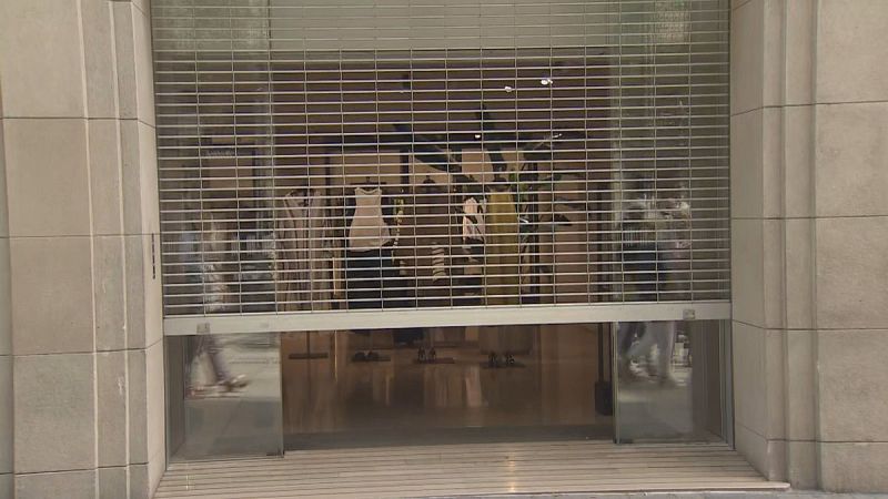 Llums i ombres de l'obertura de botigues en festius