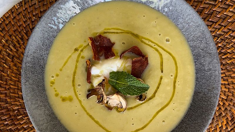 Receta de crema de guisantes con championes y jamn de Camino