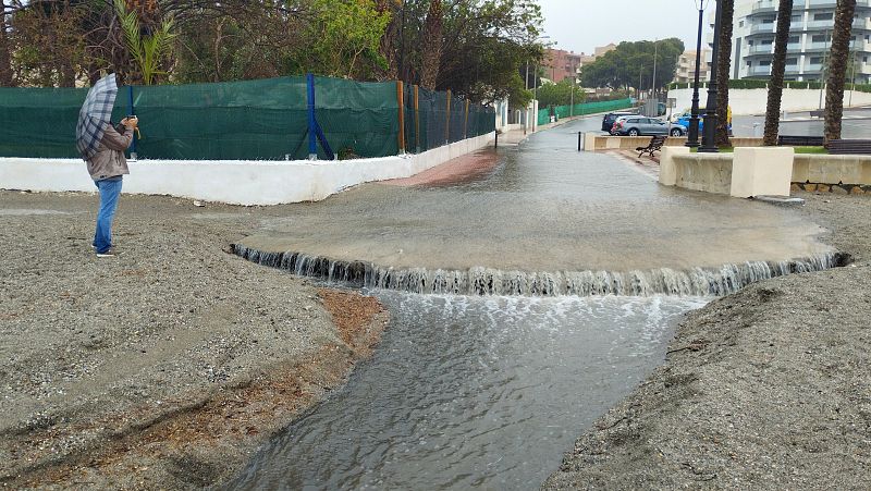 Alicante y Murcia suspenden las clases en una treintena de municipios por alerta de fuertes lluvias