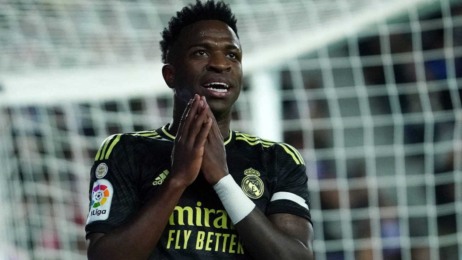 Detenidas cuatro personas por el muñeco contra Vinicius colgado en un puente de Madrid - ver ahora