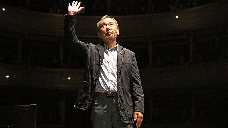 Seis libros para iluminar a Murakami, el escritor que amasa cultura pop, realidades simbólicas y virtuosismo narrativo