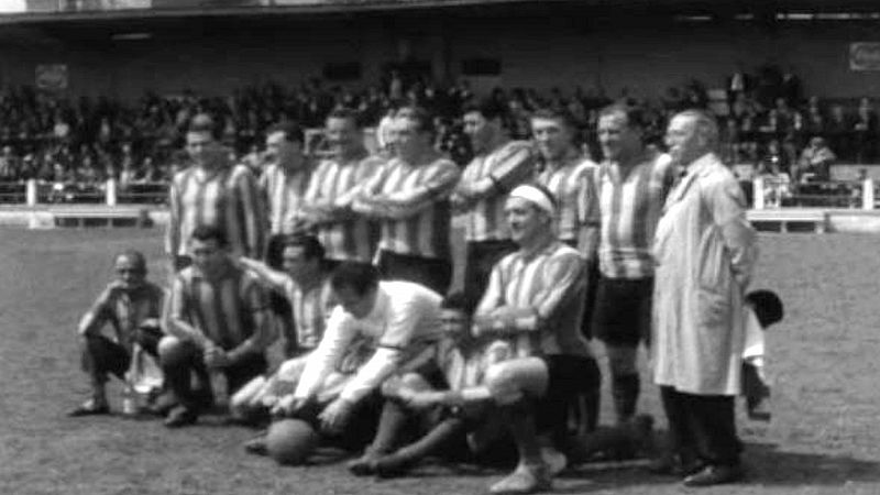 L'UE Sant Andreu va celebrar els 50 anys del club amb tothom vestit a la moda de l'any de la seva fundaci�
