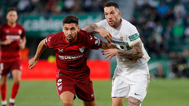 El Sevilla resiste en inferioridad el acoso del Elche