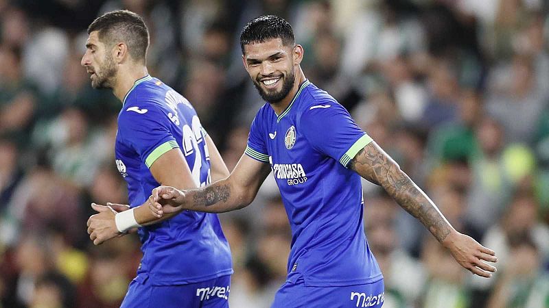 El Getafe sorprende al Betis en el Villamarín y sale del descenso