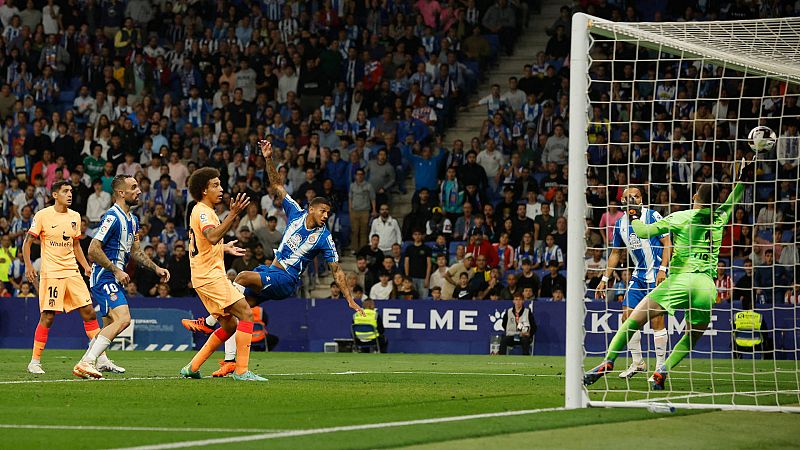 El Espanyol remonta tres goles al Atlético para apurar sus opciones de permanencia