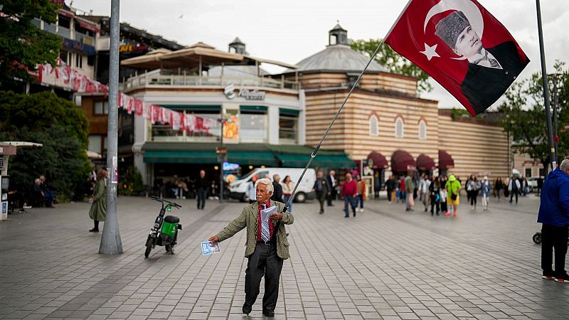 Termina la votación en el exterior para la segunda ronda de las presidenciales turcas con una participación récord