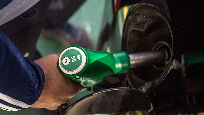 El precio del diésel baja ligeramente y la gasolina se mantiene estable