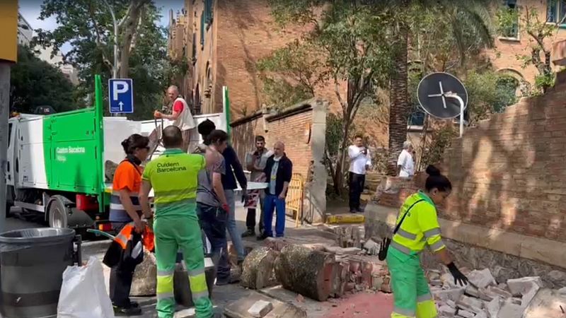 Mor un home i una dona resulta ferida després de xocar un camió contra un mur de l'Hospital de Sant Pau